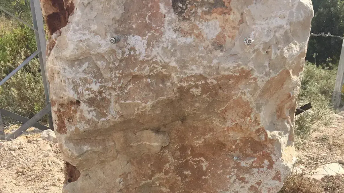 אתר ההנצחה במשגב ללוחם צה"ל,סמ"ר עוז (עוזי) מנדלוביץ', שנפל בצוק איתן. אלמונים השחיטו את האתר וניפצו את השלט לאזכרתו. 02 באוגוסט 2019