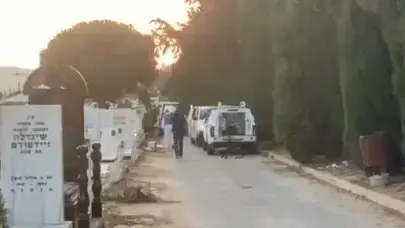 שוטרי לה"ב 433 בבית העלמין בחולון מוציאים את שרידי גופתה של נאוה אלימלך שוטרי לה"ב 433 בבית העלמין בחולון מוציאים את שרידי גופתה של נאוה אלימלך