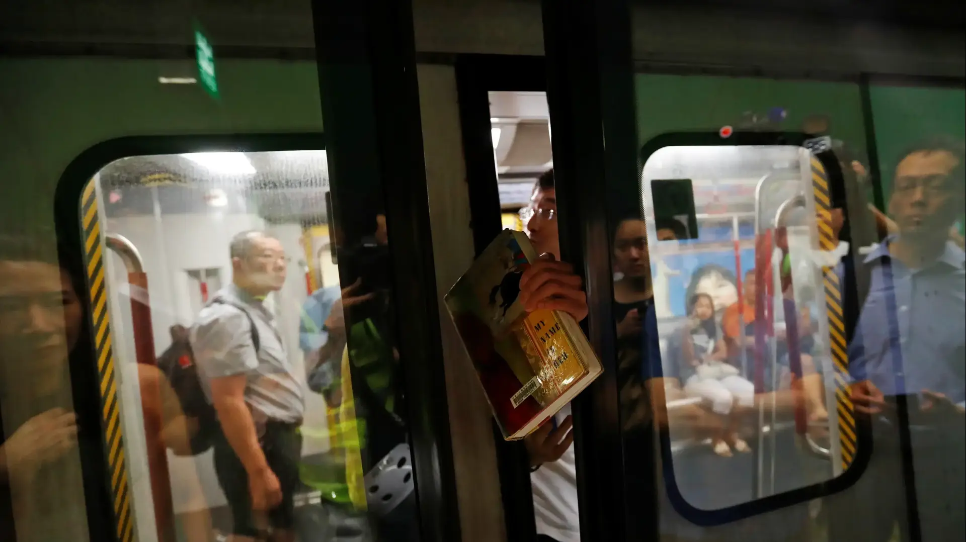 מפגינים בהונג קונג מונעים מרכבת לנסוע, 5 באוגוסט 2019 מפגינים בהונג קונג מונעים מרכבת לנסוע, 5 באוגוסט 2019