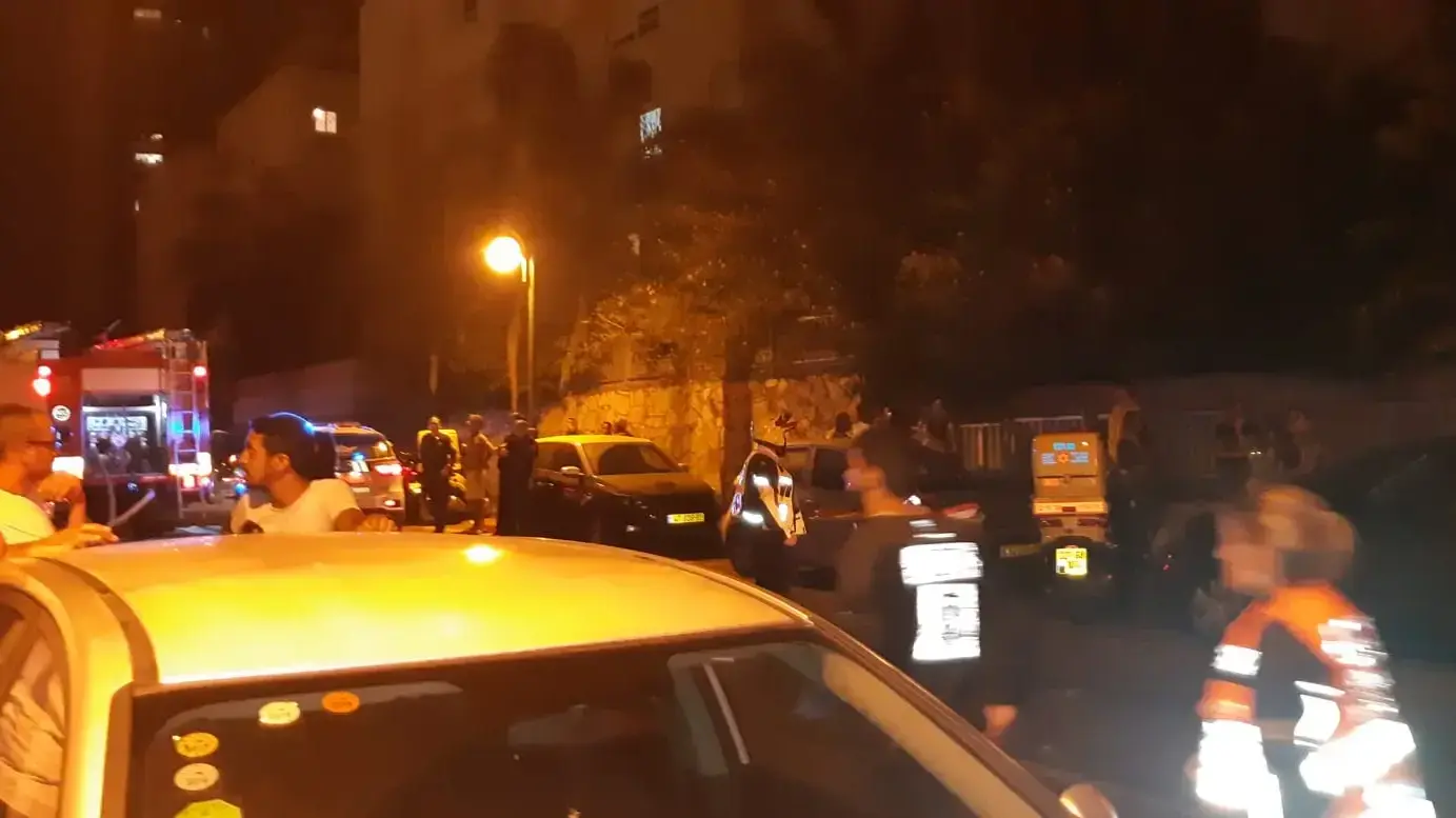 שריפה בדירה בקומה השלישית בבניין מגורים בן חמש קומות ברחוב מנחם בגין ברמת השרון, 5 באוגוסט 2019 שריפה בדירה בקומה השלישית בבניין מגורים בן חמש קומות ברחוב מנחם בגין ברמת השרון, 5 באוגוסט 2019