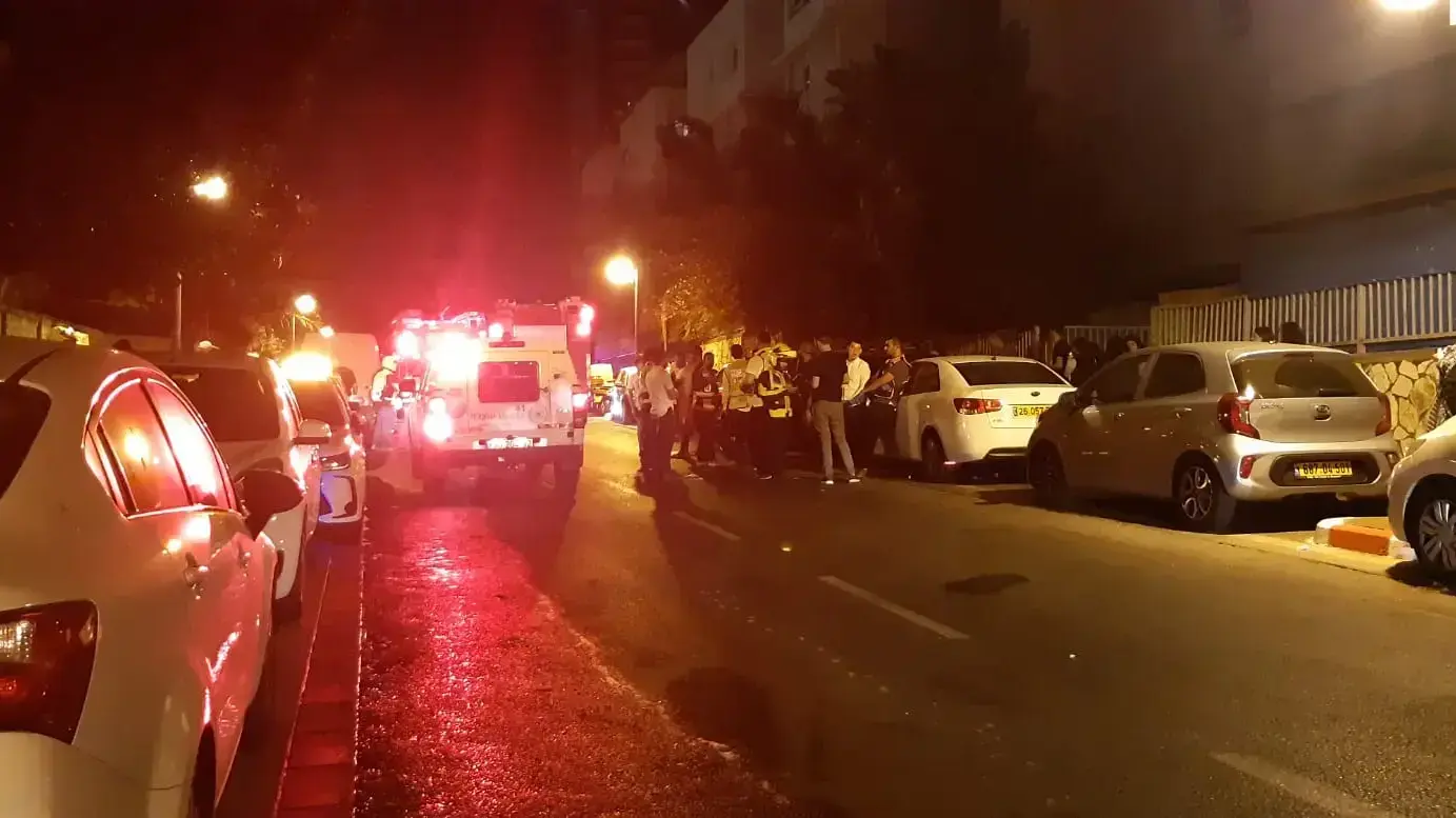 שריפה בדירה בקומה השלישית בבניין מגורים בן חמש קומות ברחוב מנחם בגין ברמת השרון, 5 באוגוסט 2019 שריפה בדירה בקומה השלישית בבניין מגורים בן חמש קומות ברחוב מנחם בגין ברמת השרון, 5 באוגוסט 2019