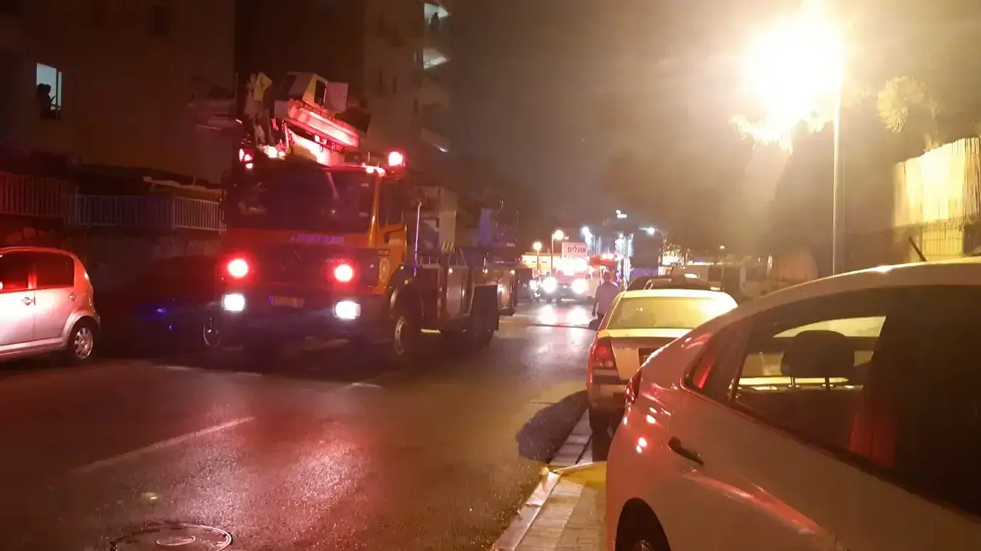שריפה בדירה בקומה השלישית בבניין מגורים בן חמש קומות ברחוב מנחם בגין ברמת השרון, 5 באוגוסט 2019 שריפה בדירה בקומה השלישית בבניין מגורים בן חמש קומות ברחוב מנחם בגין ברמת השרון, 5 באוגוסט 2019
