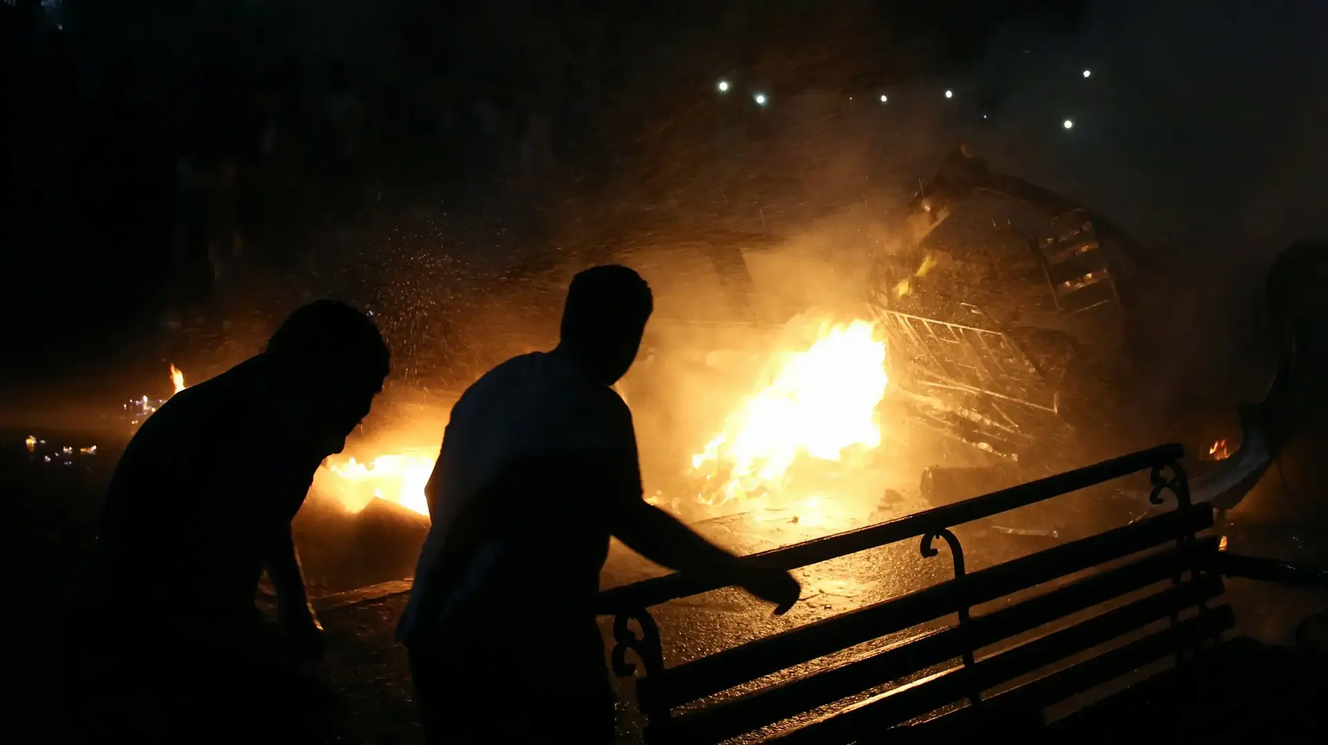 כלי רכב בוערים אחרי התנגשות בקהיר, מצרים, 4 באוגוסט 2019 כלי רכב בוערים אחרי התנגשות בקהיר, מצרים, 4 באוגוסט 2019