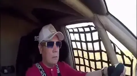 אחרי השמועות על מותו: נשיא טורקמינסטן גורבנגולי ברדימוחמדוב 
הופיע בטלוויזיה נוהג במכונית ראלי במכתש "שערי הגיהנום"
