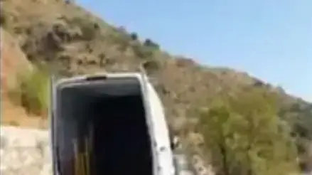 אדם משליך מקרר מצוק באלמריה, ספרד 6 באוגוסט 2019 אדם משליך מקרר מצוק באלמריה, ספרד 6 באוגוסט 2019