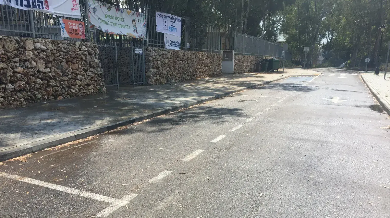 היעדר מעקה בטיחות בכניסה לבית ספר בבנימינה