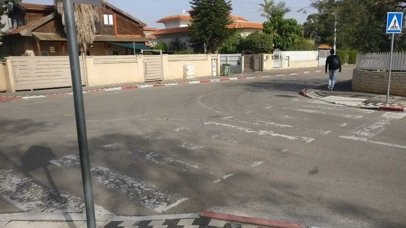 מעבר חציה דהוי מול בית ספר בקריית אתא