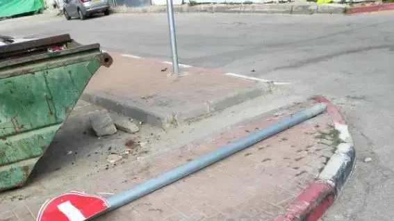תמרור שבור ליד בית ספר בבאר שבע