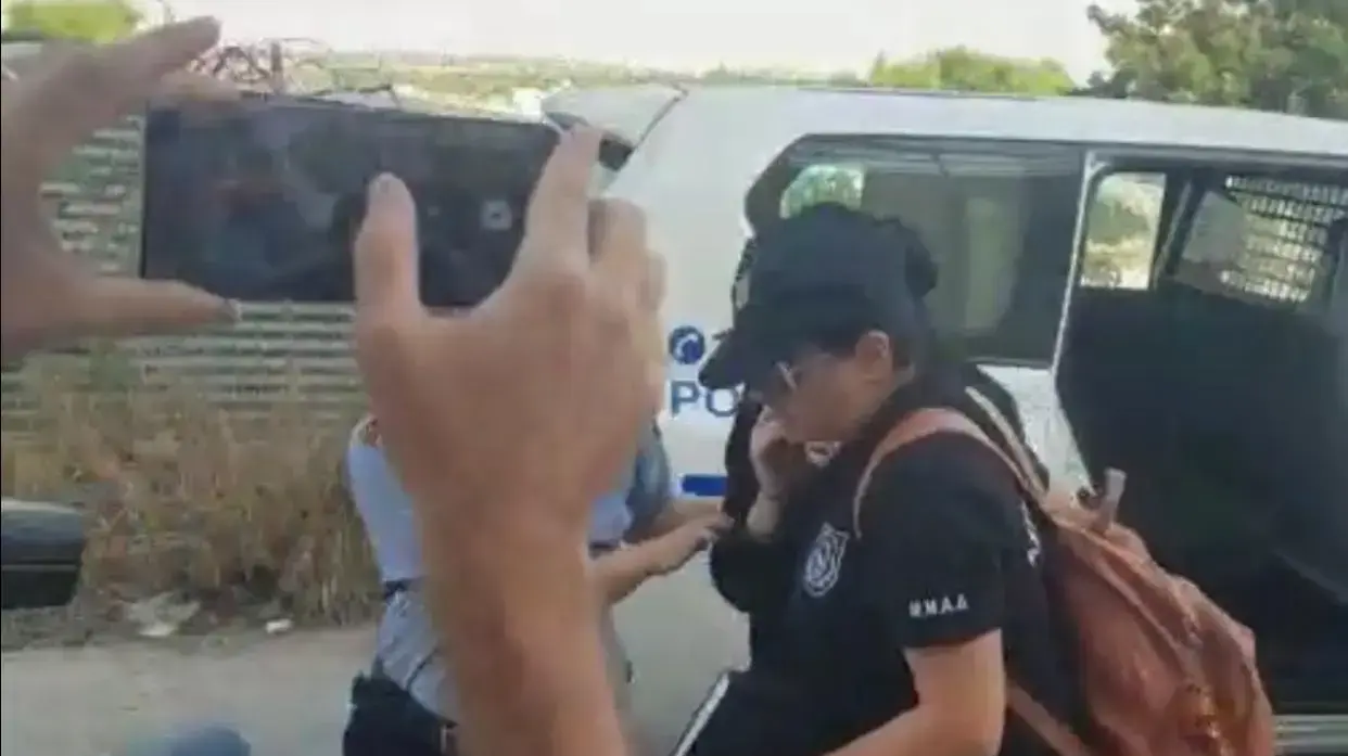  הנערה הבריטית מהאונס בקפריסין מובאת להארכת מעצר 7 באוגוסט 2019 