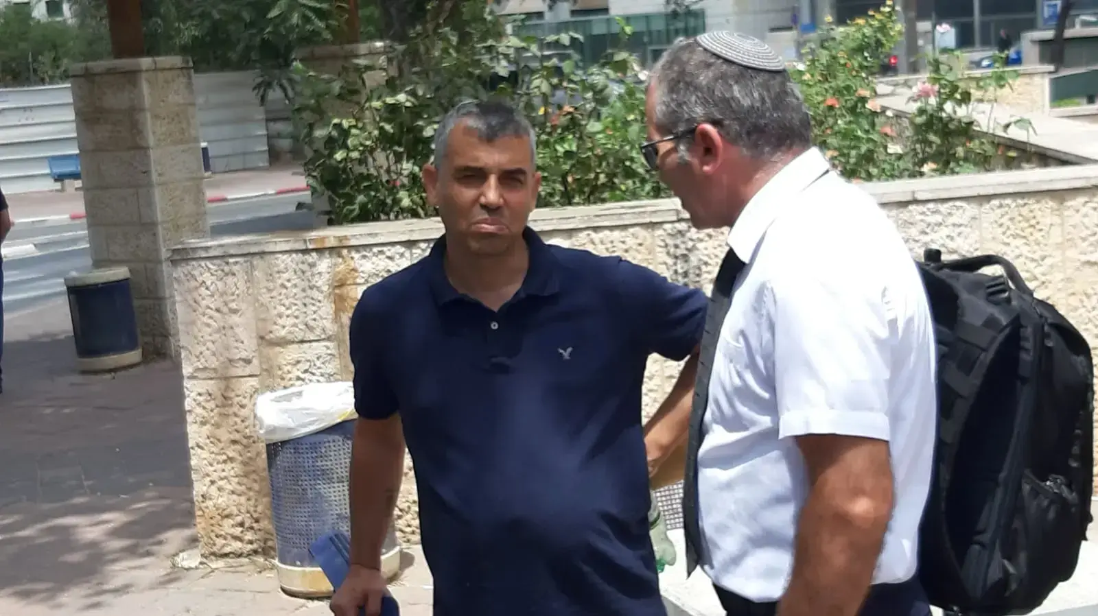 אב המשפחה מעיסאוויה שהושתל אצלו נשק במהלך סדרת טלוויזיה בדרכו למשרדי מח"ש בירושלים 7 באוגוסט 2019 אב המשפחה מעיסאוויה שהושתל אצלו נשק במהלך סדרת טלוויזיה בדרכו למשרדי מח"ש בירושלים 7 באוגוסט 2019