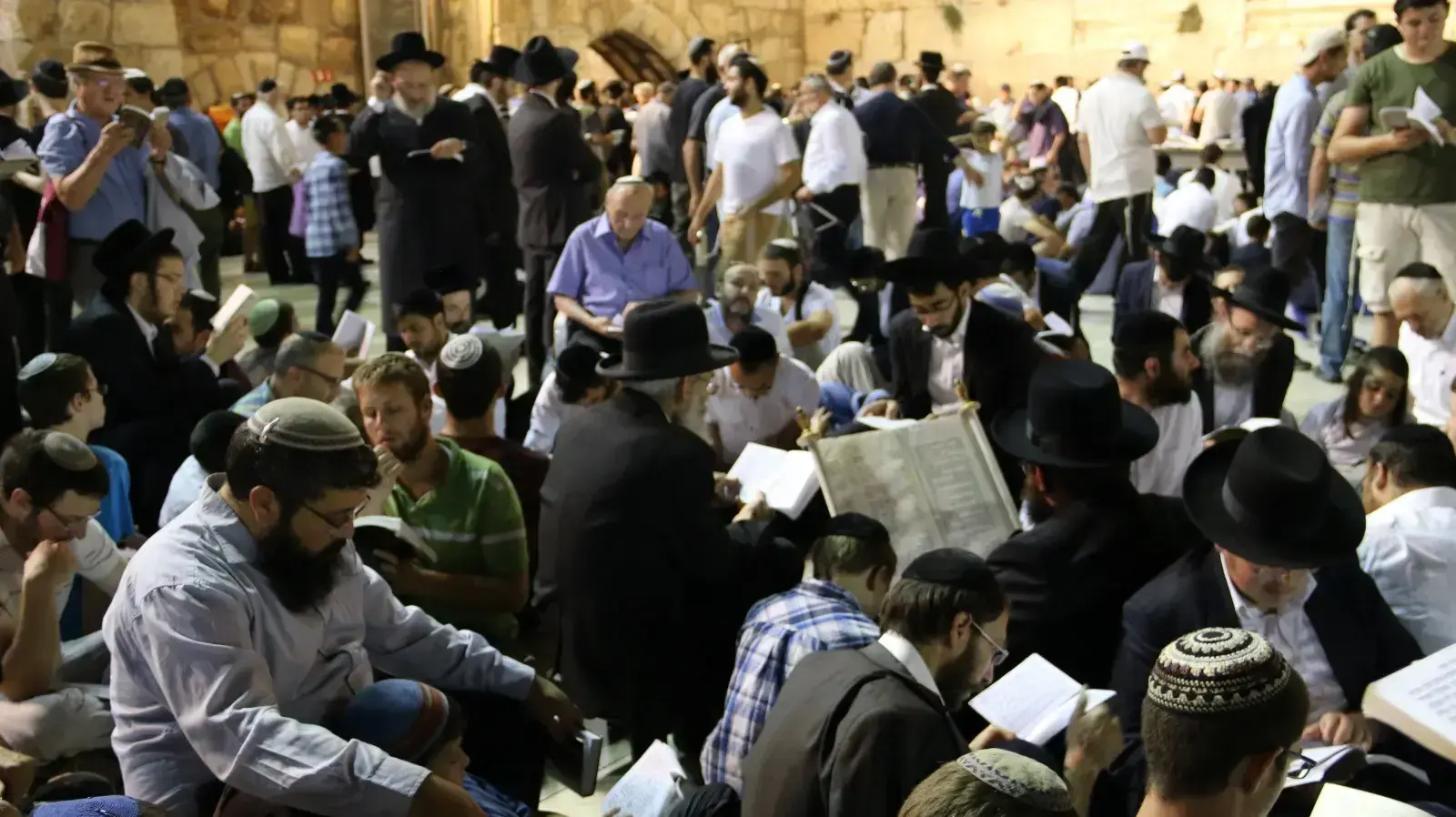 מתאבלים על אירוע תשעה באב בכותל מתאבלים על אירוע תשעה באב בכותל