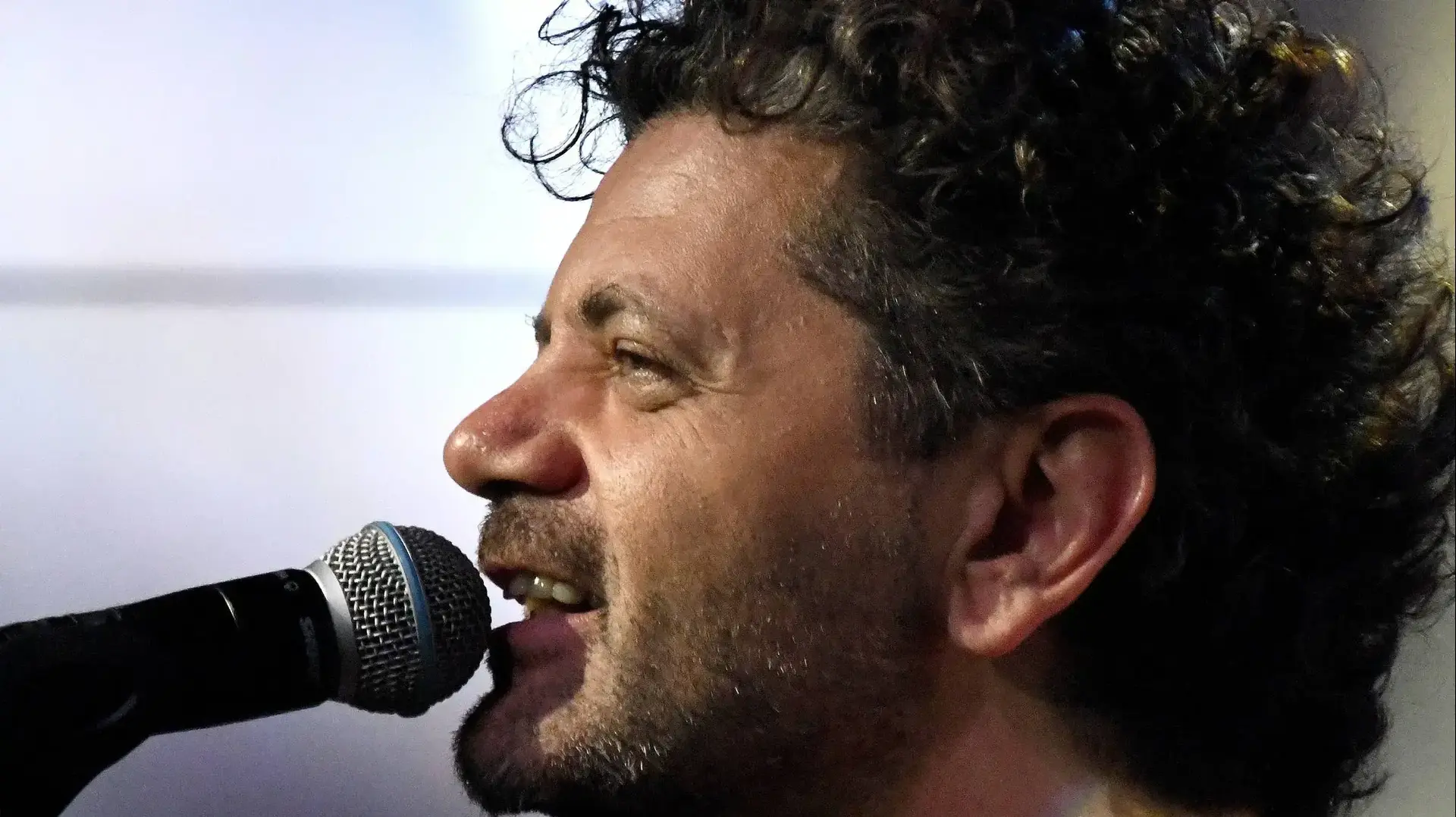 אמיר דדון בהופעה באולפן וואלה! NEWS