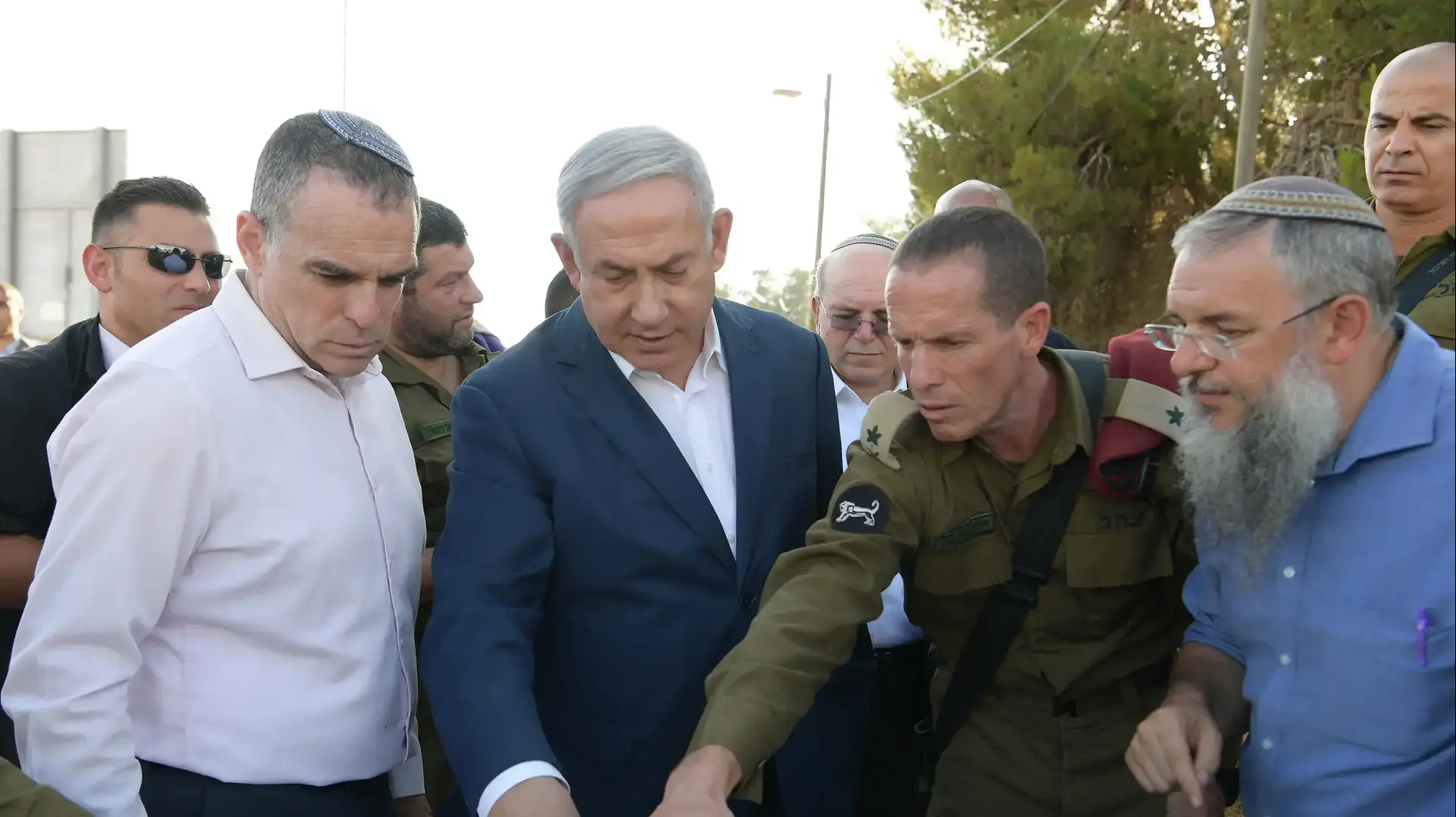 סיור ראש הממשלה בנימין נתניהו במקום מציאת גופתו של דביר שורק זל במגדל עוז סיור ראש הממשלה בנימין נתניהו במקום מציאת גופתו של דביר שורק זל במגדל עוז