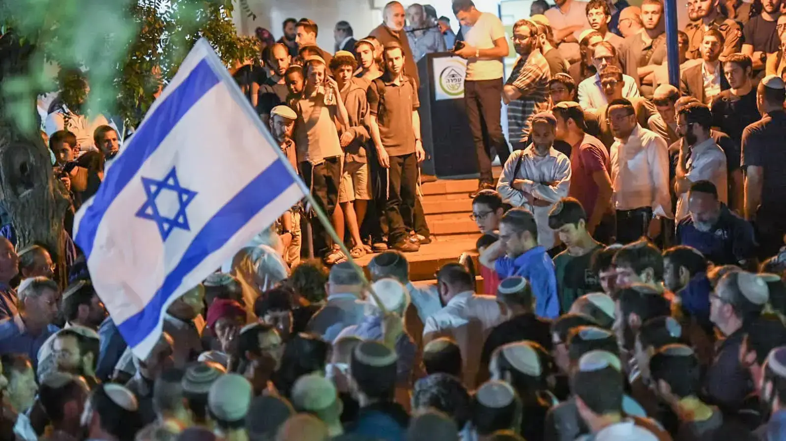 מסע הלוויה של רב"ט דביר שורק הי"ד כעת בעפרה. מסע הלוויה של רב"ט דביר שורק הי"ד כעת בעפרה.