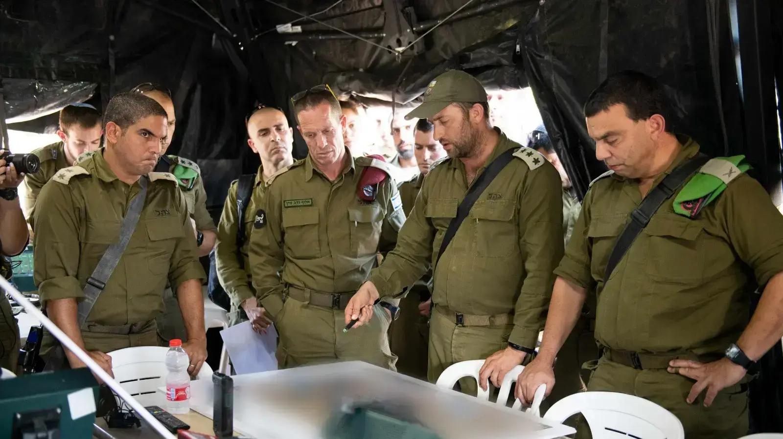 ביקור המפקדים וסריקות לוחמי צה"ל במרחב יהודה ושומרון במסגרת המצוד אחר המחבל שרצח את דביר שורק ליד מגדל עוז ביקור המפקדים וסריקות לוחמי צה"ל במרחב יהודה ושומרון במסגרת המצוד אחר המחבל שרצח את דביר שורק ליד מגדל עוז
