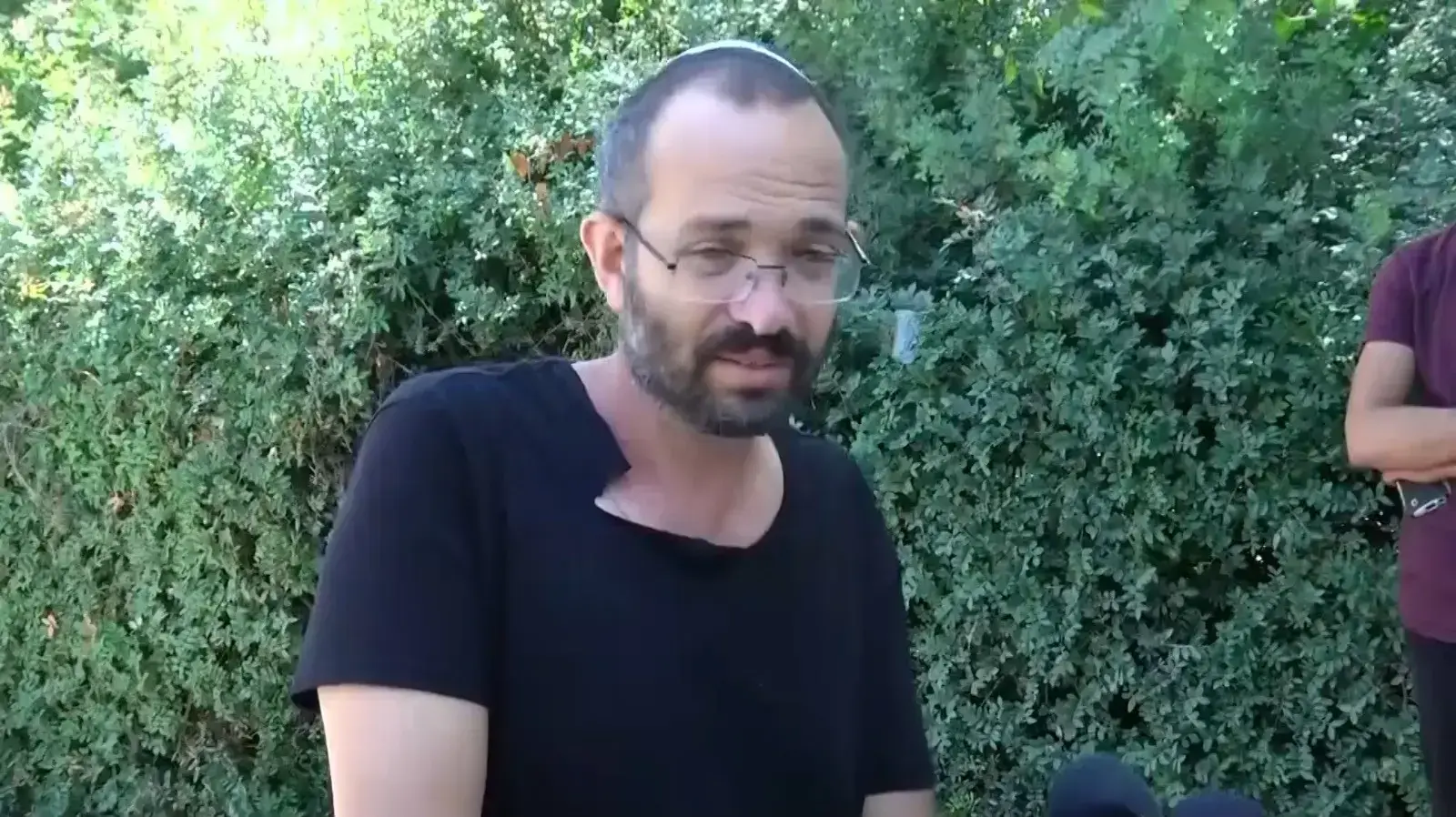יואב שורק אביו של החייל רב"ט דביר שורק שנרצח בפיגוע בגוש עציון, מחוץ לביתו בהתנחלות עפרה 9.8.2019 יואב שורק אביו של החייל רב"ט דביר שורק שנרצח בפיגוע בגוש עציון, מחוץ לביתו בהתנחלות עפרה 9.8.2019