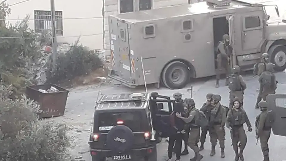 מעצר פלסטיני בכפר בית כאחיל הסמוך לחברון בחשד למעורבות ברצח דביר שורק בגוש עציון, 10 אוגוסט 2019 מעצר פלסטיני בכפר בית כאחיל הסמוך לחברון בחשד למעורבות ברצח דביר שורק בגוש עציון, 10 אוגוסט 2019