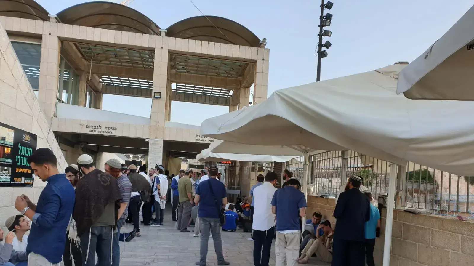 מתפללים יהודים בהר הבית ליד שער המוגרבים מתפללים יהודים בהר הבית ליד שער המוגרבים