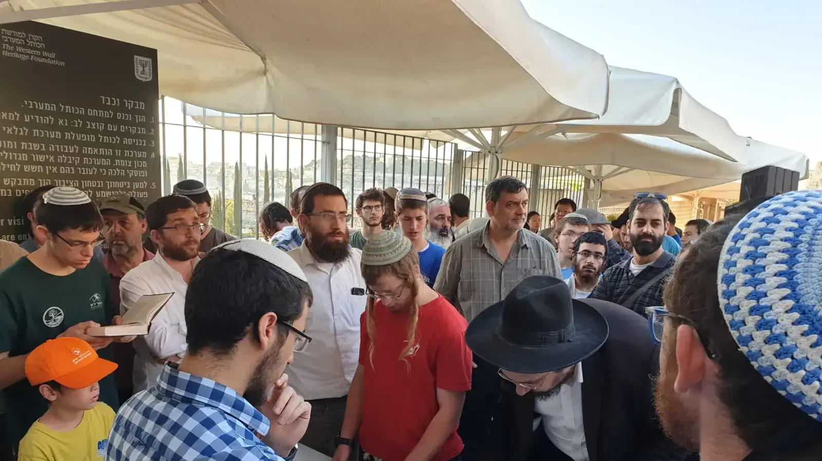 מתפללים יהודים בהר הבית ליד שער המוגרבים מתפללים יהודים בהר הבית ליד שער המוגרבים