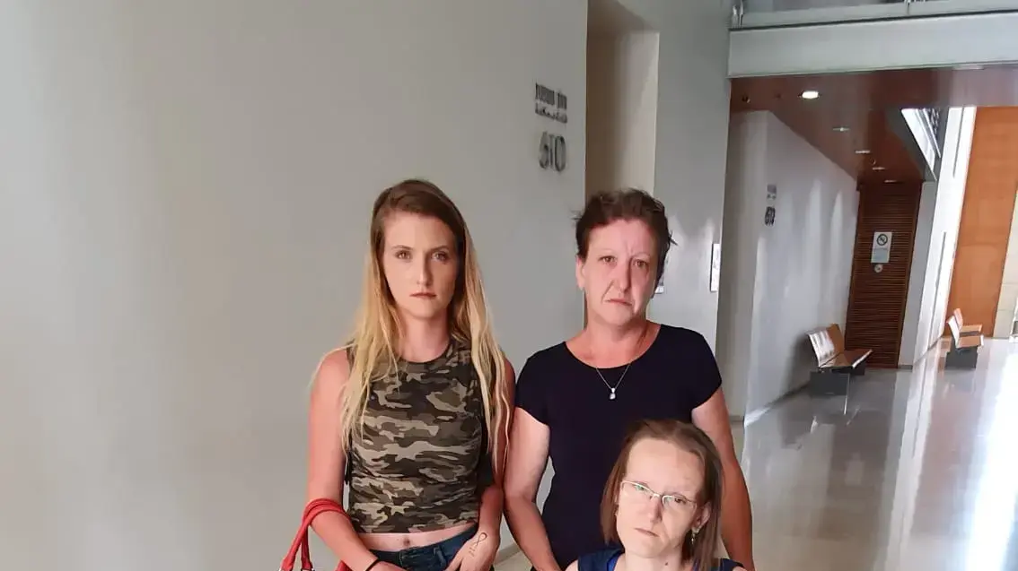 תמר קרמר, ויקטוריה ויקה קרמר בכסא גלגלים, החברה ולריה קובל בהארכת מעצר לחשודים בתאונה בצומת המוביל שבה נהרגה אידה קרמר, מחוזי חיפה תמר קרמר, ויקטוריה ויקה קרמר בכסא גלגלים, החברה ולריה קובל בהארכת מעצר לחשודים בתאונה בצומת המוביל שבה נהרגה אידה קרמר, מחוזי חיפה