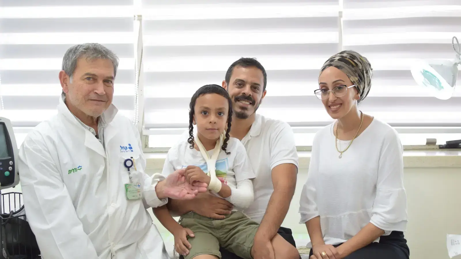 יהודה קירט והוריו ארז ורות, יהודה בן ה6 נדקר בגן משחקים ברחובו תעל ידי עובר אורח, בי"ח קפלן רחובות, 8 באוגוסט 2019