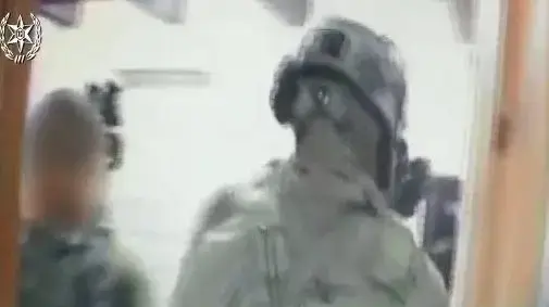 כוחות מג"ב במהלך מעצר הפלסטיני שנעצר בחשד לאונס קטינה בתל אביב