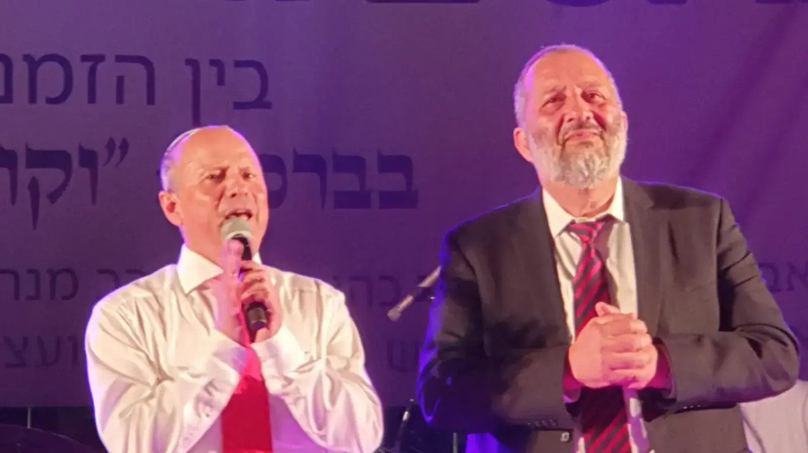 שר הפנים, אריה דרעי במהלך הופעתו של הזמר החרדי מוטי שטיינמץ בעפולה 14 באוגוסט 2019 שר הפנים, אריה דרעי במהלך הופעתו של הזמר החרדי מוטי שטיינמץ בעפולה 14 באוגוסט 2019