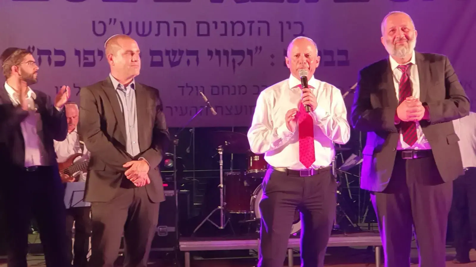 שר הפנים, אריה דרעי במהלך הופעתו של הזמר החרדי מוטי שטיינמץ בעפולה 14 באוגוסט 2019 שר הפנים, אריה דרעי במהלך הופעתו של הזמר החרדי מוטי שטיינמץ בעפולה 14 באוגוסט 2019