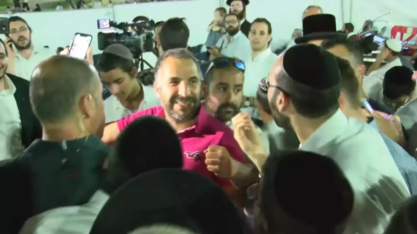 ראש עיריית טבריה, במהלך מהומה שפרצה בעת הגעתו להופעה של הזמר החרדי מוטי שטיינמץ בפארק בעפולה 14 באוגוסט 2019
ראש עיריית טבריה, במהלך מהומה שפרצה בעת הגעתו להופעה של הזמר החרדי מוטי שטיינמץ בפארק בעפולה 14 באוגוסט 2019