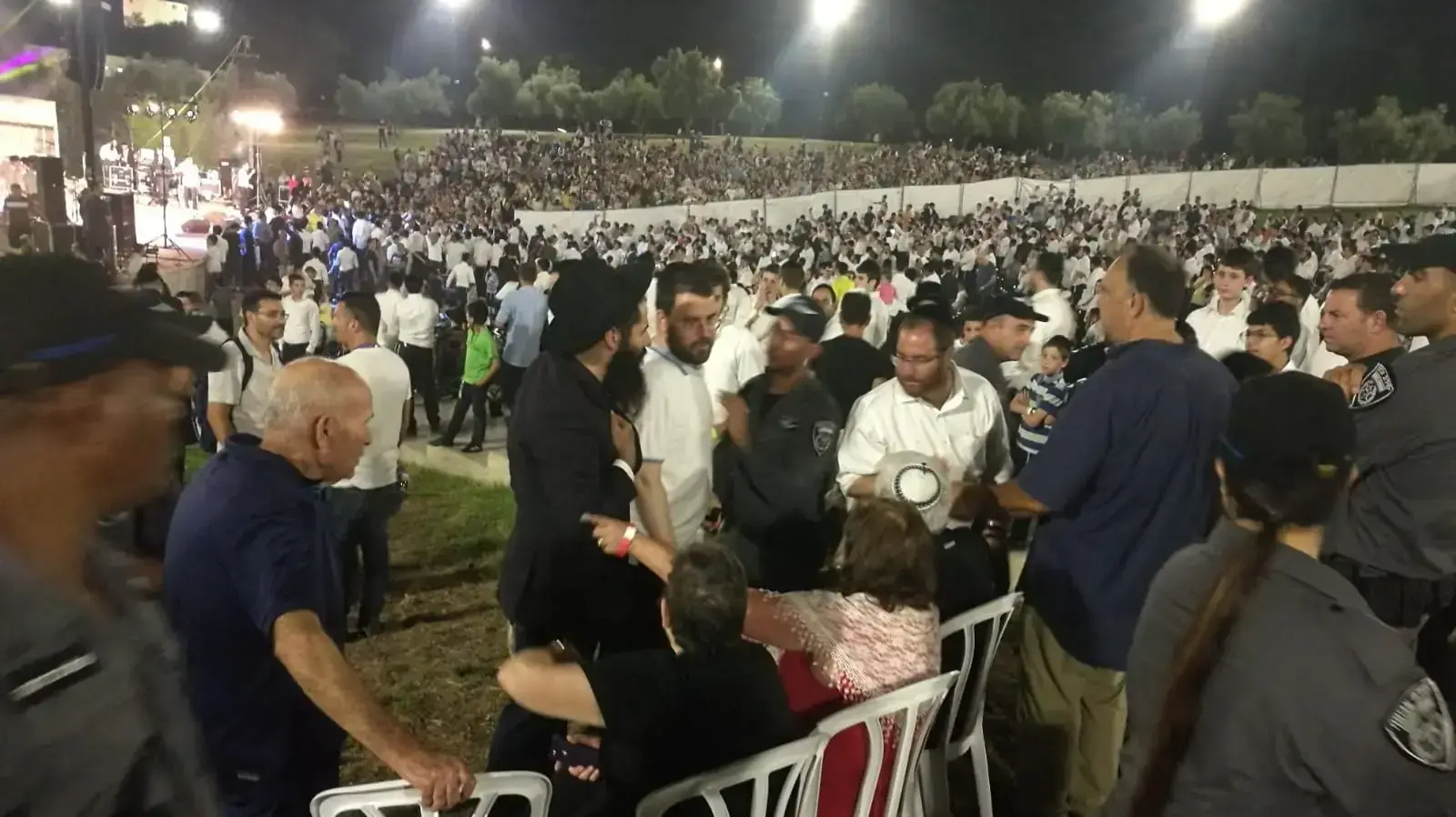 צופים במהלך הופעתו של הזמר מוטי שטיינמץ בפארק הלאומי בעפולה 14 באוגוסט 2019 צופים במהלך הופעתו של הזמר מוטי שטיינמץ בפארק הלאומי בעפולה 14 באוגוסט 2019