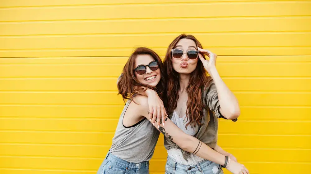 פוגשים חברים. ShutterStock פוגשים חברים. ShutterStock
