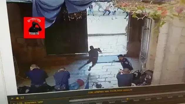 צילום מסך מתוך פיגוע הדקירה בירושלים צילום מסך מתוך פיגוע הדקירה בירושלים