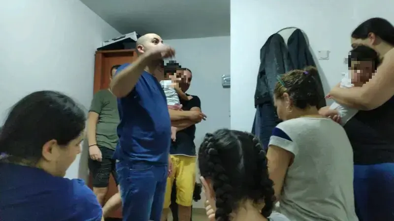 תושבים מניר עם מסתגרים בממ"ד עם ילדיהם, בעת התרעת צבע אדום, 16 אוגוסט 2019 תושבים מניר עם מסתגרים בממ"ד עם ילדיהם, בעת התרעת צבע אדום, 16 אוגוסט 2019