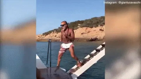 המיליונר שהפליק על ישבנן של דוגמניות