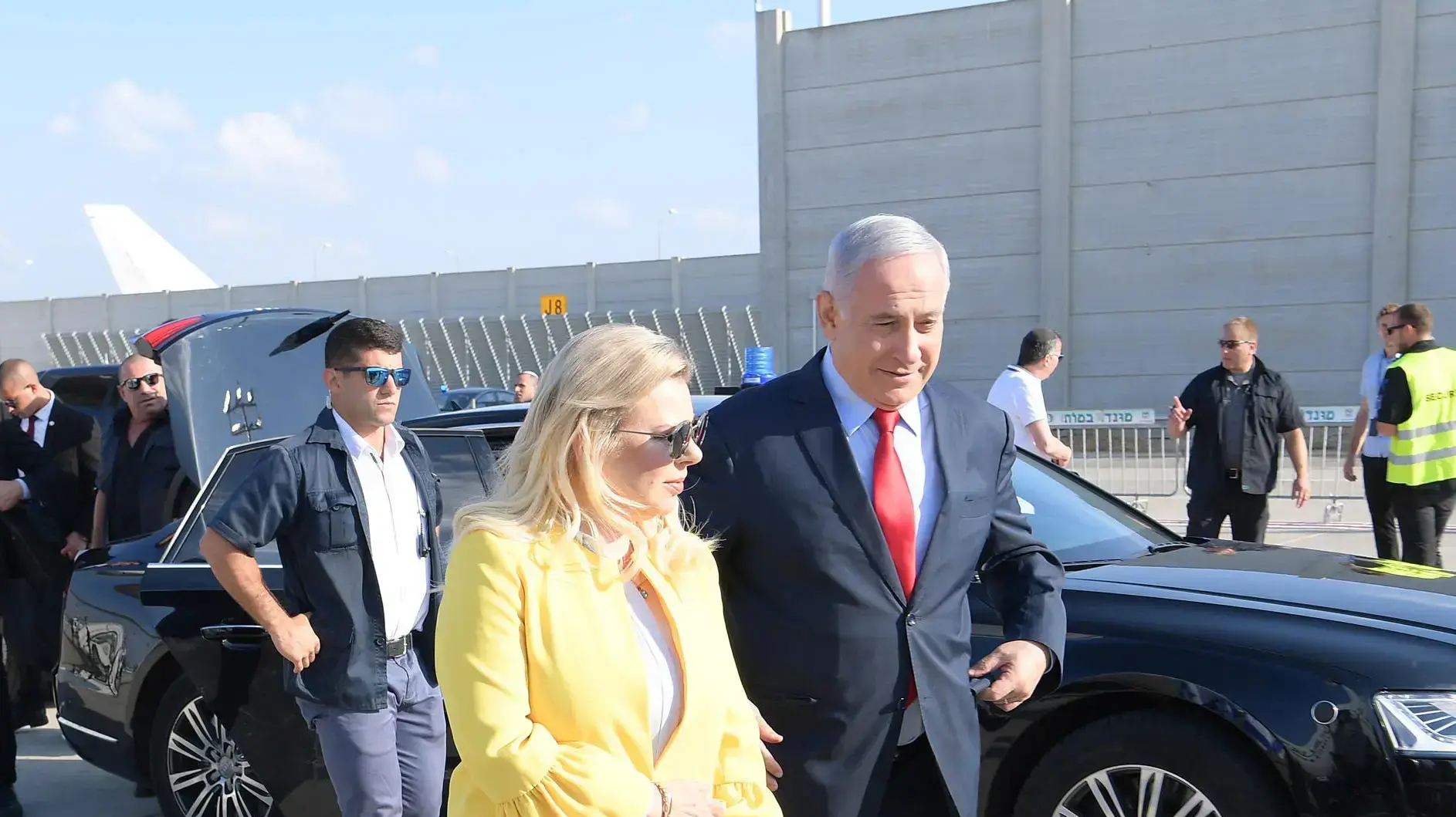 רה"מ הממשלה ורעייתו לקראת ההמראה לביקור מדיני בקייב 18 באוגוסט 2019 רה"מ הממשלה ורעייתו לקראת ההמראה לביקור מדיני בקייב 18 באוגוסט 2019