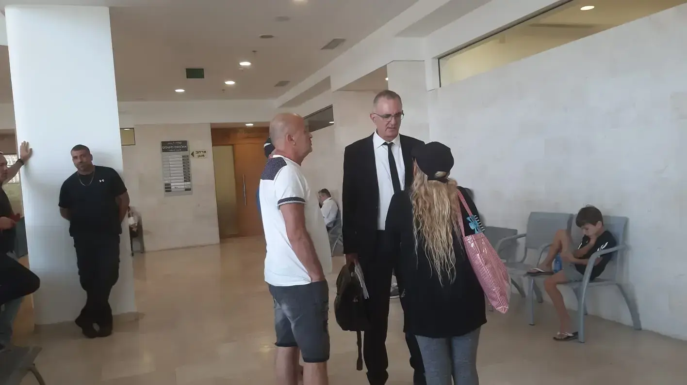 הארכת מעצר לחשוד ברצח דוד אגייב בנתניה הוריו של כפיר עטיה ועורך הדין איתי בן נון בבית משפט השלום בפתח תקוה, 19 באוגוסט 2019 הארכת מעצר לחשוד ברצח דוד אגייב בנתניה הוריו של כפיר עטיה ועורך הדין איתי בן נון בבית משפט השלום בפתח תקוה, 19 באוגוסט 2019