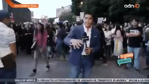 כתב חדשות הותקף בשידור חי כתב חדשות הותקף בשידור חי
