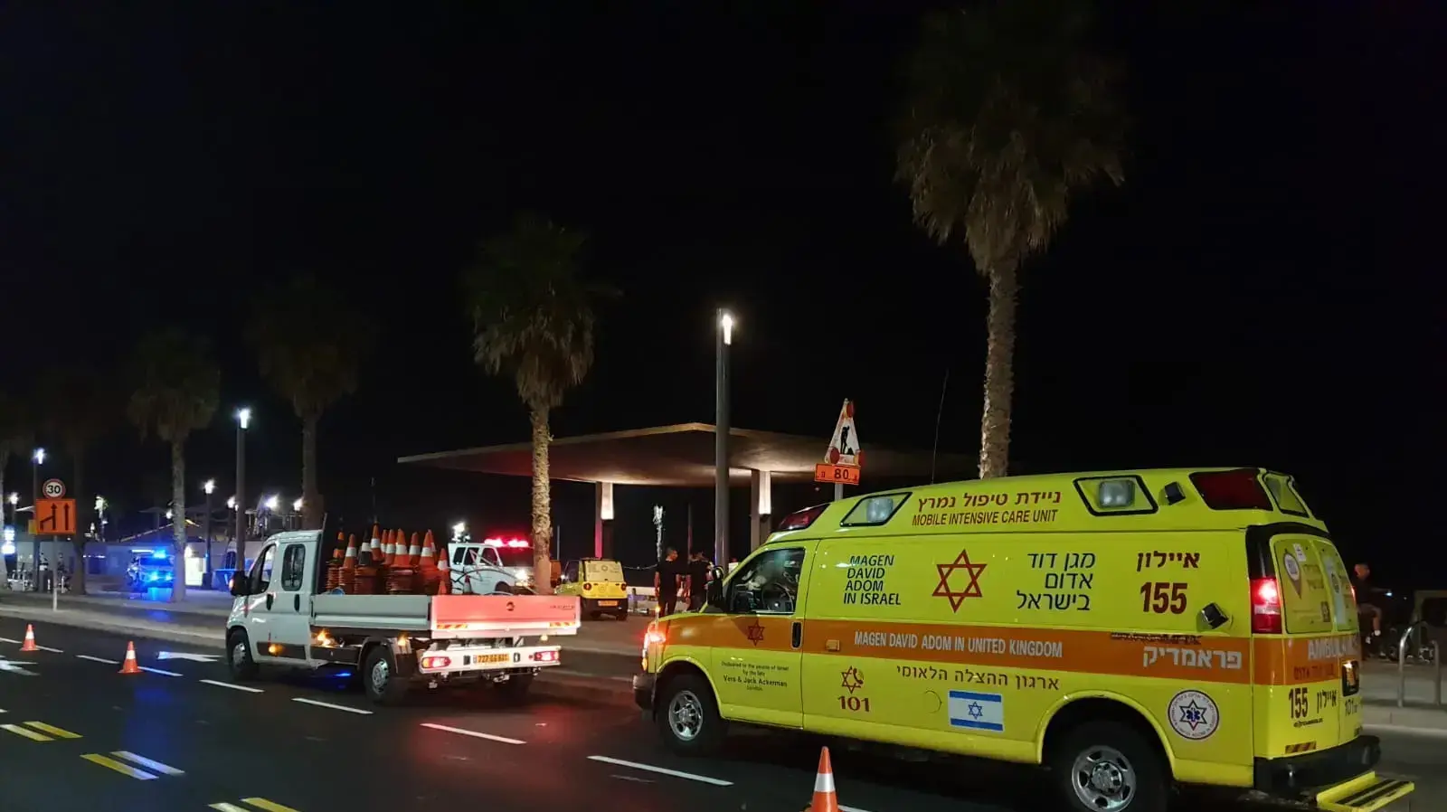 זירת האירוע בו מחפשים צעיר שנכנס לים ונעלם בסמוך לחוף דולפינריום בתל אביב. 20 באוגוסט 2019 זירת האירוע בו מחפשים צעיר שנכנס לים ונעלם בסמוך לחוף דולפינריום בתל אביב. 20 באוגוסט 2019