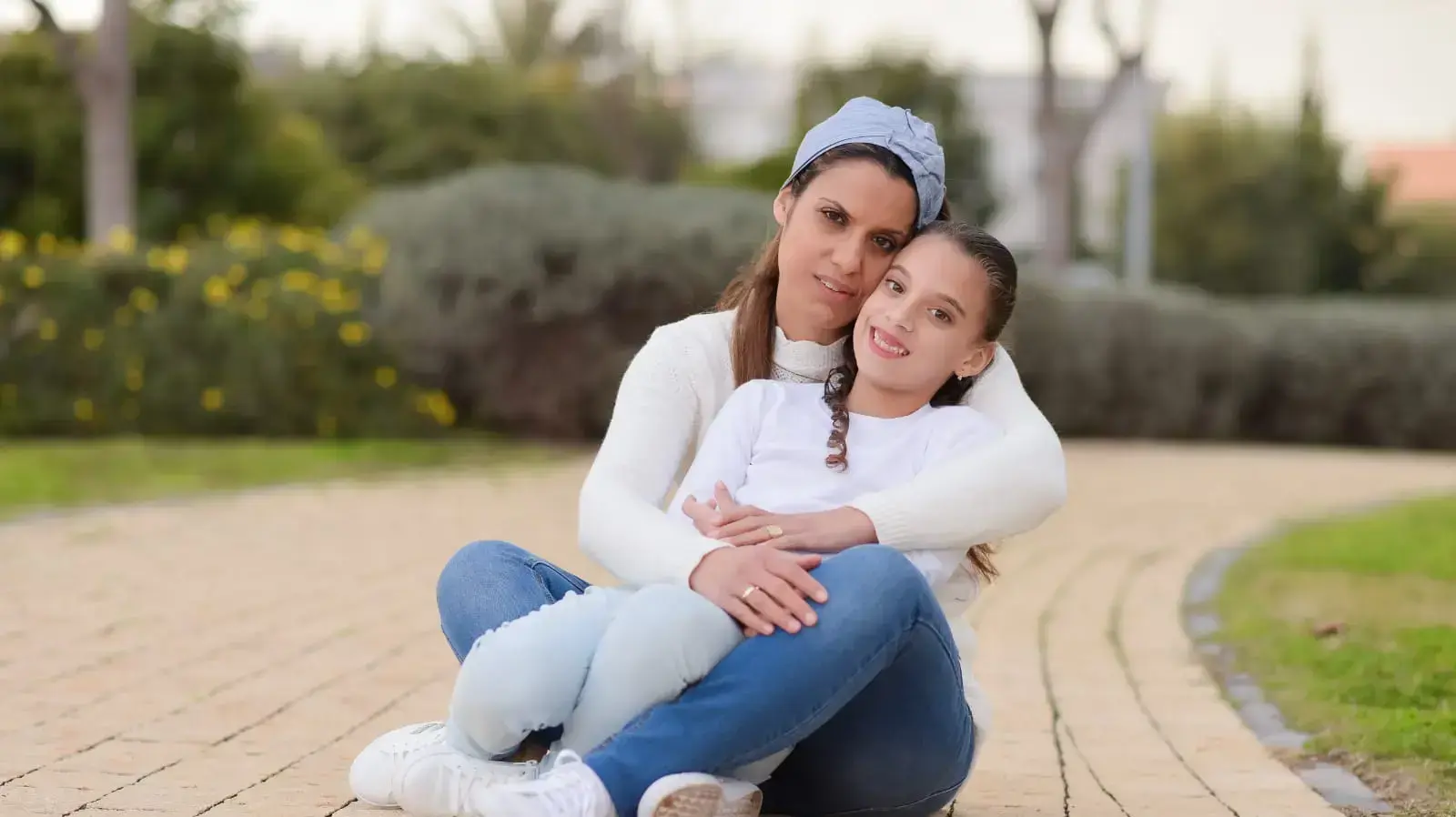 שילת אלמוג, יחד עם אמה זיווה  