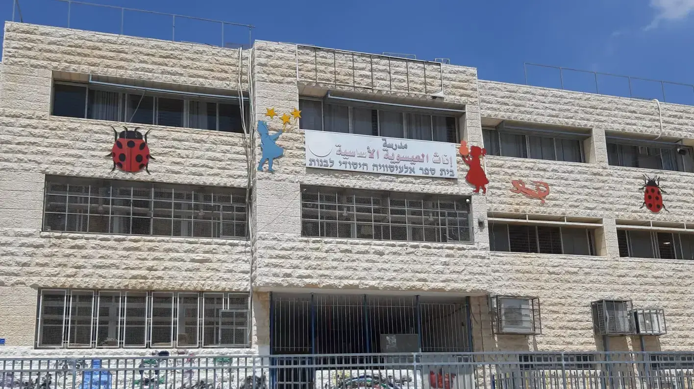 אחד מבתי הספר בעיסאוויה אחד מבתי הספר בעיסאוויה