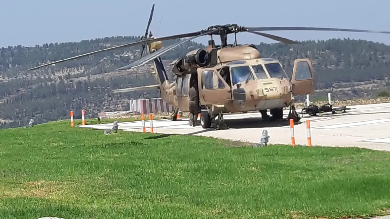 המסוק שפינה את הפצועים בפיגוע בדולב מגיע לבית החולים הדסה עין כרם המסוק שפינה את הפצועים בפיגוע בדולב מגיע לבית החולים הדסה עין כרם