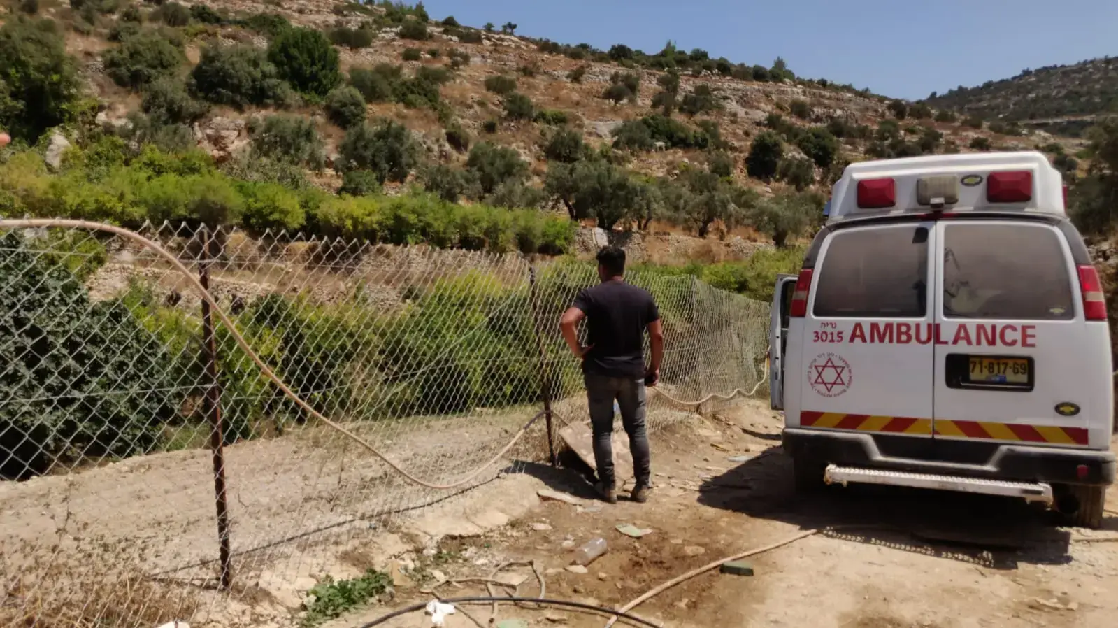 זירת הפיגוע בדולב בציר המוביל למעיין זירת הפיגוע בדולב בציר המוביל למעיין