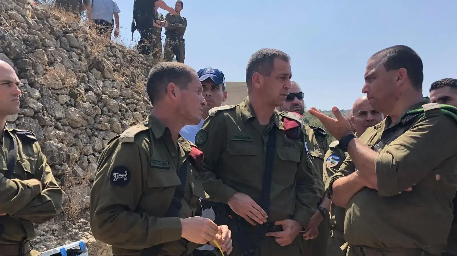 הרמטכ״ל אביב כוכבי מסייר בזירת הפיגוע בעין דני ליד דולב, עם מפקד הפיקוד, נדב פדן הרמטכ״ל אביב כוכבי מסייר בזירת הפיגוע בעין דני ליד דולב, עם מפקד הפיקוד, נדב פדן