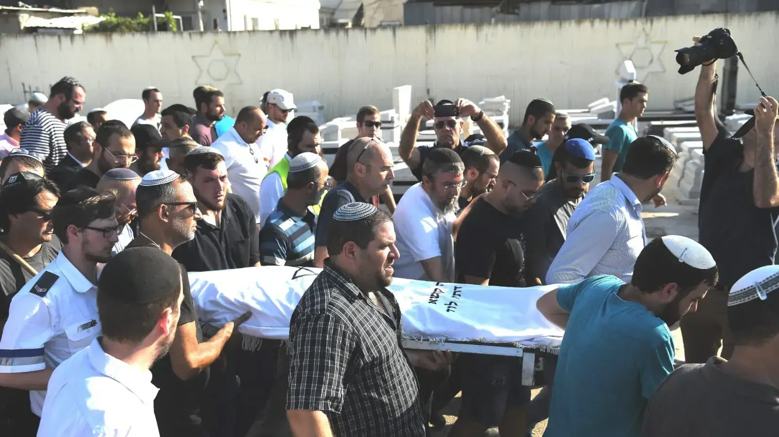הלווייתה של רינה שנרב שנרצחה בפיגוע במעין ליד ההתנחלות דולב, 23 באוגוסט 2019 הלווייתה של רינה שנרב שנרצחה בפיגוע במעין ליד ההתנחלות דולב, 23 באוגוסט 2019
