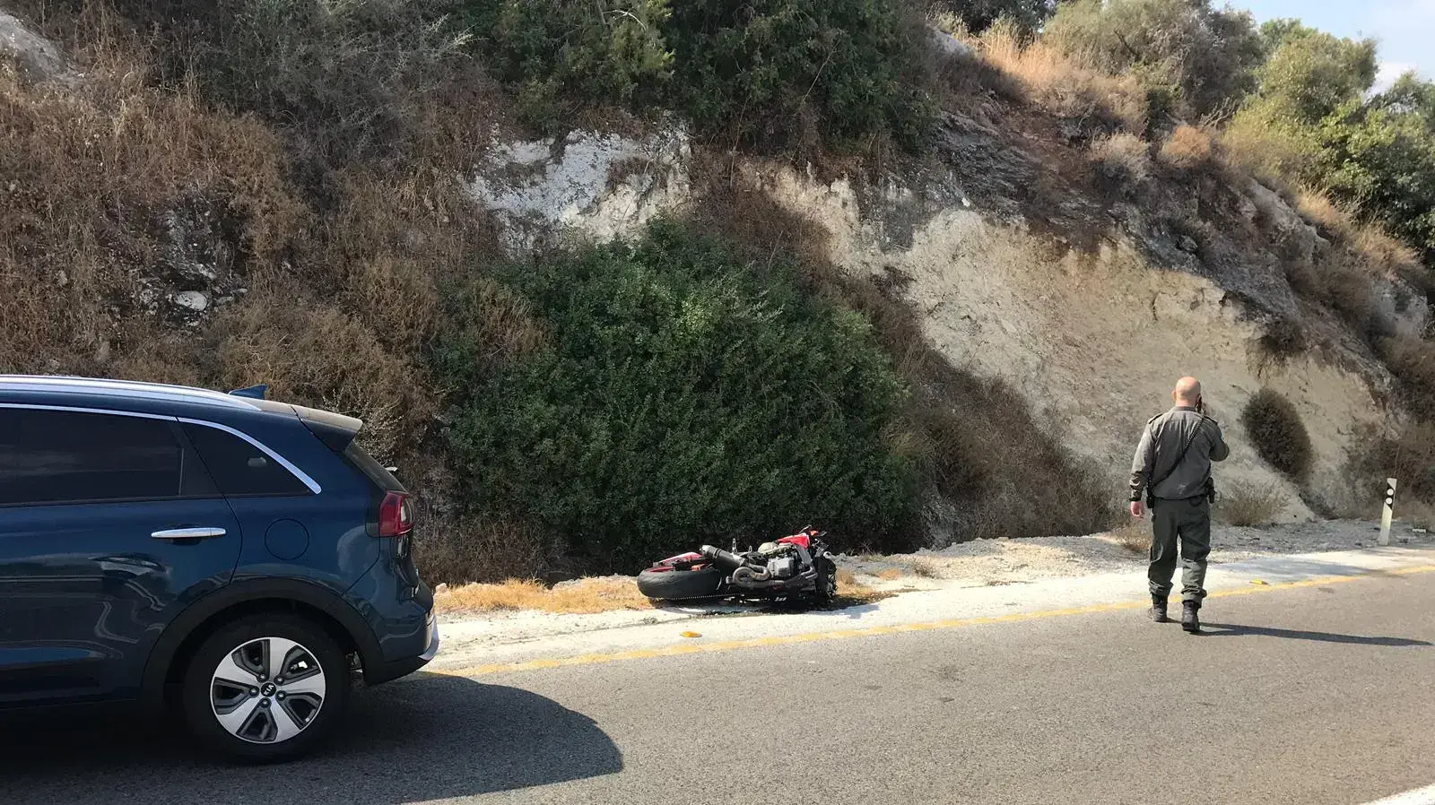 זירת התאונה בה נהרג בן 46 שהחליק עם האופנוע בכביש בהרי יהודה. 24 באוגוסט 2019 זירת התאונה בה נהרג בן 46 שהחליק עם האופנוע בכביש בהרי יהודה. 24 באוגוסט 2019