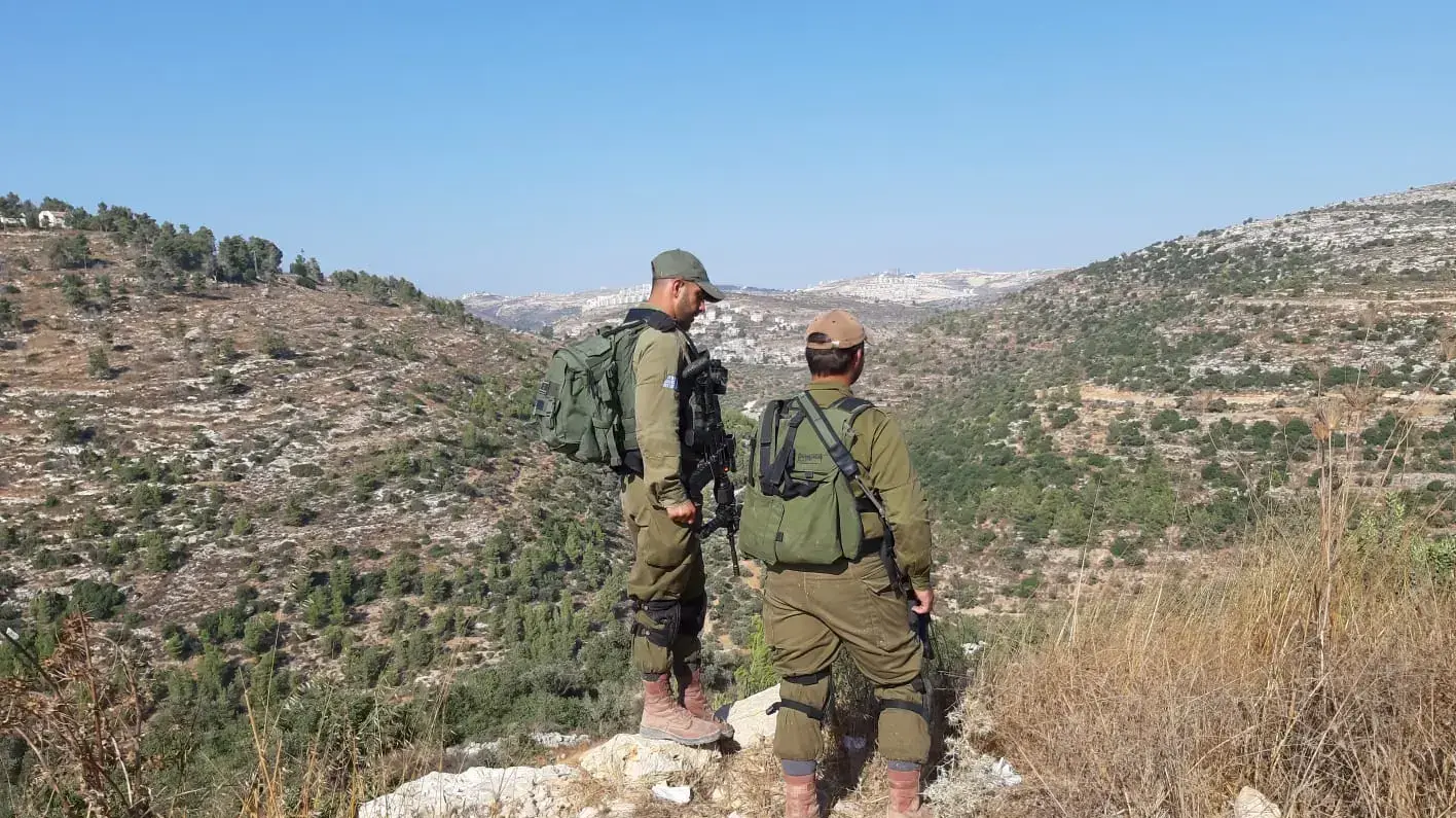 חיילים מאבטחים את המעין והמרחב בו בוצע פיגוע הנחת מטען החבלה בדולב, 24 באוגוסט 2019 חיילים מאבטחים את המעין והמרחב בו בוצע פיגוע הנחת מטען החבלה בדולב, 24 באוגוסט 2019