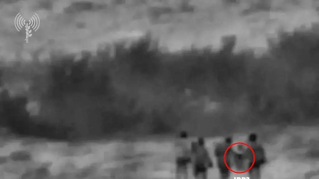 תיעוד חברי חולית כוח קודס האיראני אוחזים ברחפן ומתקדמים מנקודת השיגור המתוכננת שלו הנמצאת באזור הכפר ערנה תיעוד חברי חולית כוח קודס האיראני אוחזים ברחפן ומתקדמים מנקודת השיגור המתוכננת שלו הנמצאת באזור הכפר ערנה