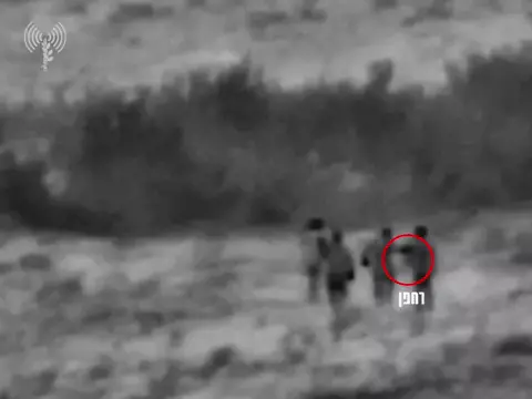 GIF - תיעוד חברי חולית כוח קודס האיראני אוחזים ברחפן ומתקדמים מנקודת השיגור המתוכננת שלו הנמצאת באזור הכפר ערנה GIF - תיעוד חברי חולית כוח קודס האיראני אוחזים ברחפן ומתקדמים מנקודת השיגור המתוכננת שלו הנמצאת באזור הכפר ערנה