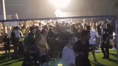 GIF - זעקות על רקע אזעקת צבע אדום במהלך פסטיבל לייב שדרות 25 באוגוסט 2019 