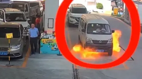 רכב עלה בלהבות בסין רכב עלה בלהבות בסין